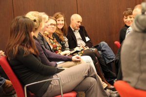 Bestens gelaunt und aktiv dabei - das Publikum beim Social Web Breakfast Bestens gelaunt und aktiv dabei - das Publikum beim Social Web Breakfast