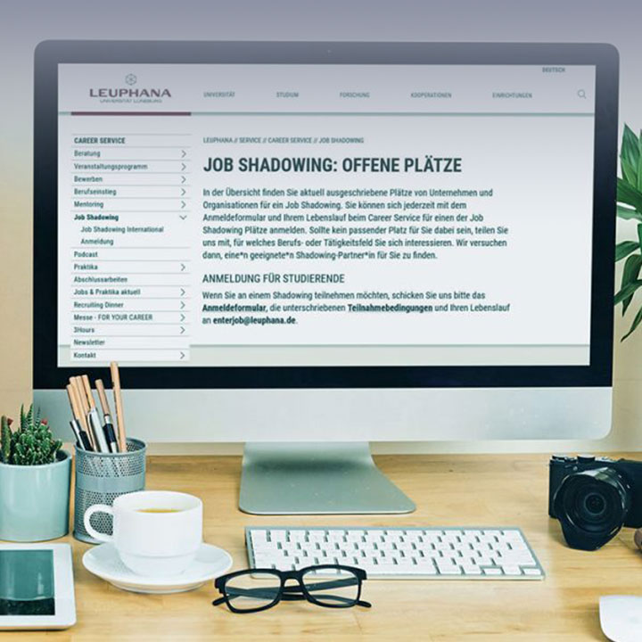 Computerbildschirm mit geöffneter Website von Leuphana. Titel der Seite Job Shadowing: Offene Plätze mit Erklärtext und Anmeldung für Studierende.