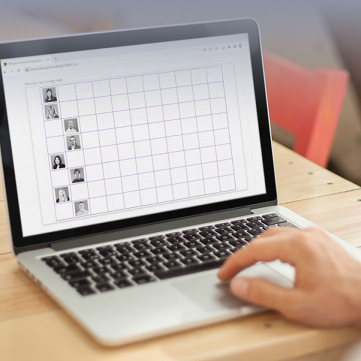 Aufgeklappter Laptop mit Hand am Mauspad. Einblick in einen Privilege-Walk von Mitarbeitern.