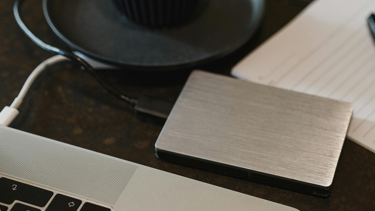 Externe Festplatte angeschlossen an Laptop, Beitragsbild Artikel World Backup Day: So funktioniert Datensicherung