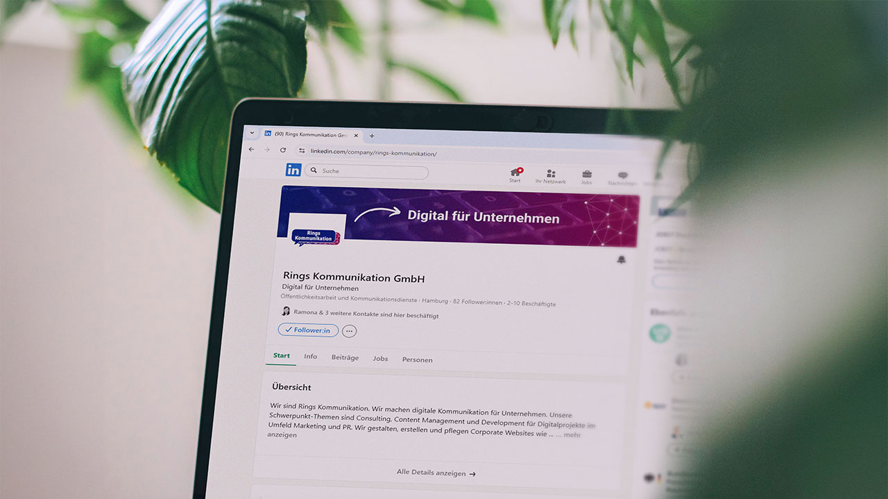 Laptop Bildschirm mit einer LinkedIn Unternehmensseite von Rings Kommunikation GmbH