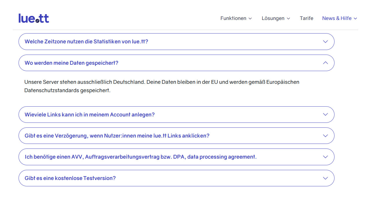 Screenshot der FAQ-Sektion auf der Website lue.tt. Zu sehen sind mehrere blaue, abgerundete Boxen mit Fragen wie 'Welche Zeitzone nutzen die Statistiken von lue.tt?'. Die zweite Box mit der Frage 'Wo werden meine Daten gespeichert?' ist ausgeklappt. Darunter erscheint der Antworttext: 'Unsere Server stehen ausschließlich Deutschland. Deine Daten bleiben in der EU und werden gemäß Europäischen Datenschutzstandards gespeichert.
