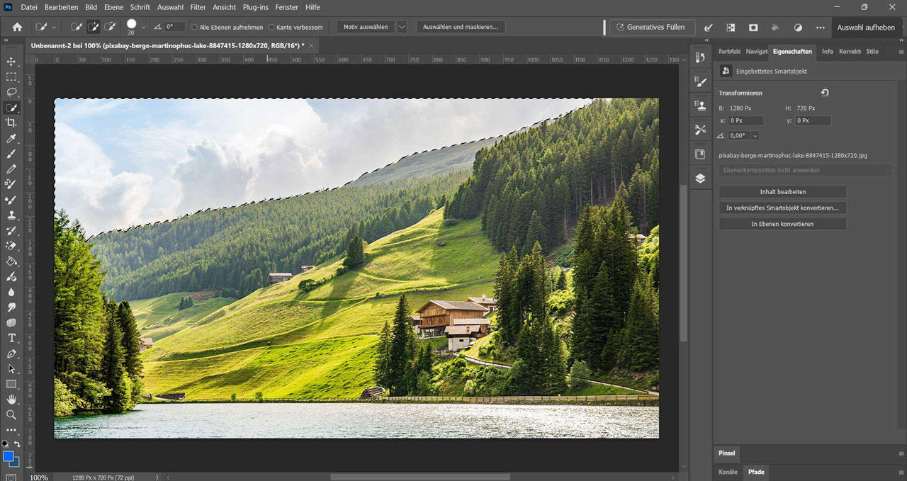 Landschaftsbild im Photoshopinterfacemit markiertem Himmel