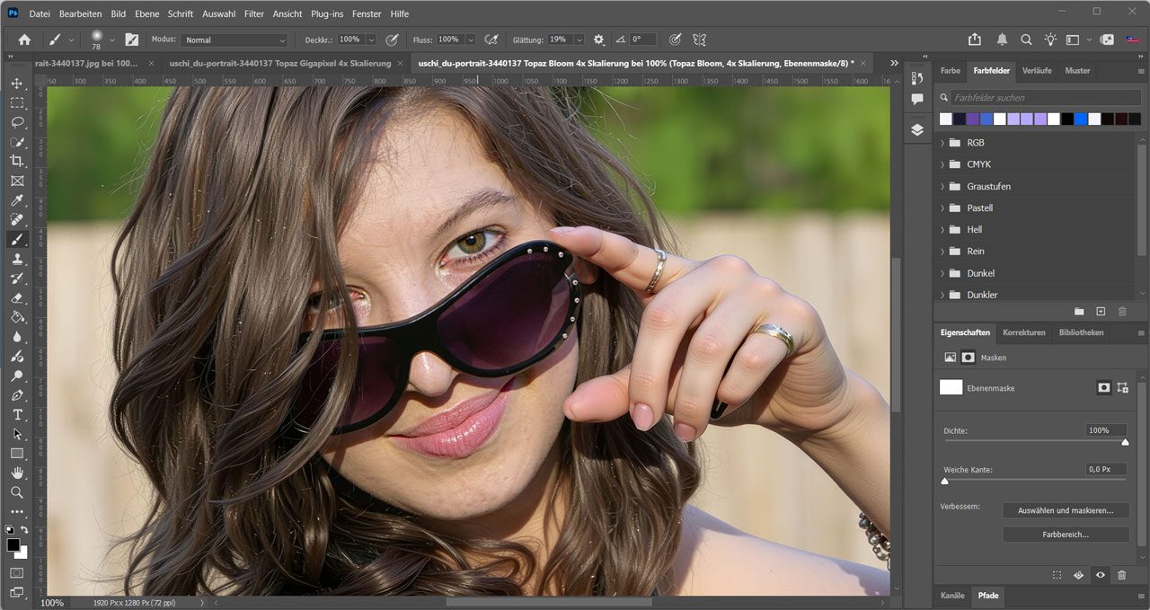 Hochskaliertes Foto einer jungen Frau im Photoshopinterface mit deutlich sichtbaren neuen Haut- und Haardetails mittels Topaz Bloom.